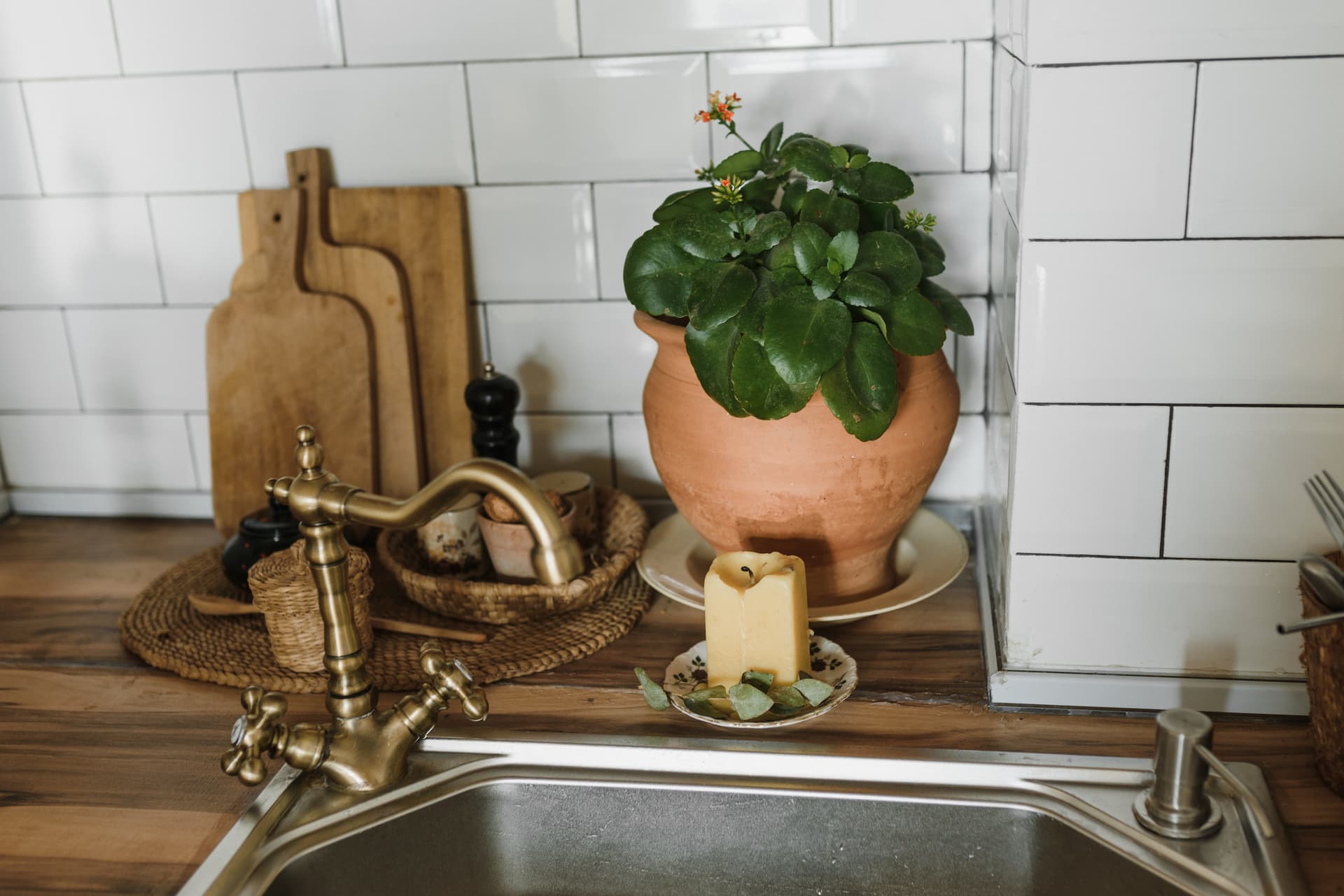 Cocina estilo campestre con encimera de madera